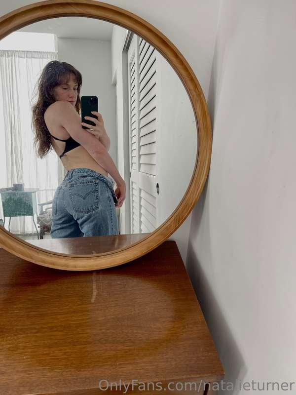 My pants look better around my things, agree? 😋