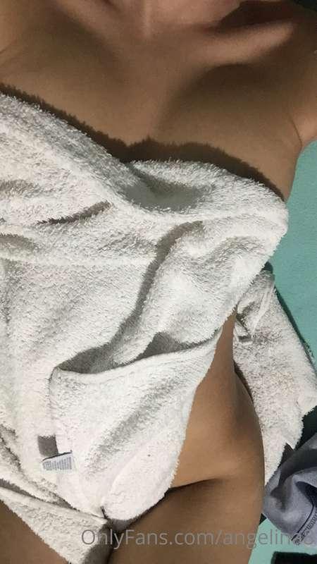 Recién salida de la ducha.🥵👅