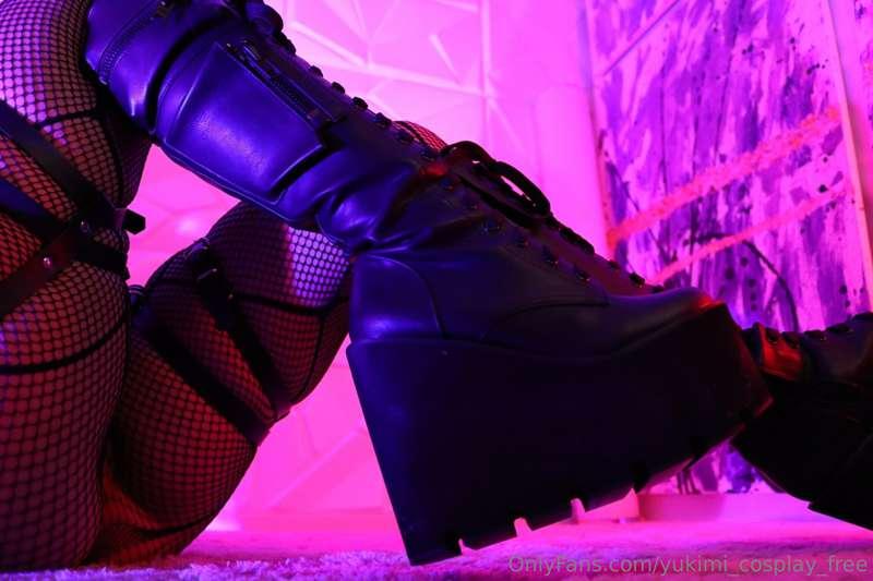 Mad I step on u today 😈 if u are a good boy and talk to me o..