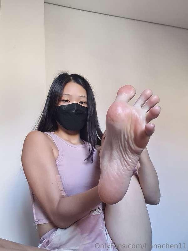 I like teasing you with my soles and grippy toes