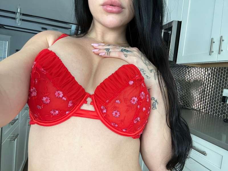 What's your favorite lingerie color? 😘
