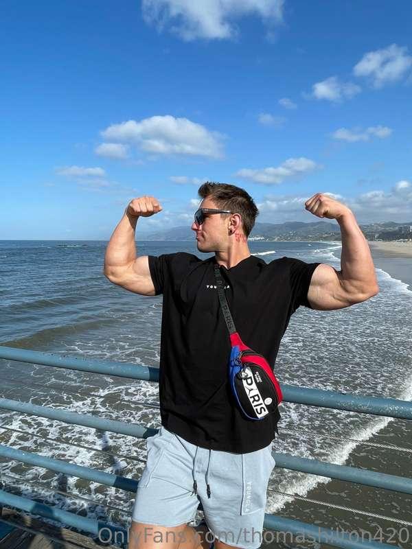 Bring some guns on the Beach 😁💪