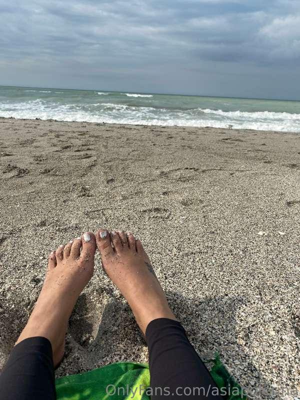 Would you lick the sand from in between my toes? 👅