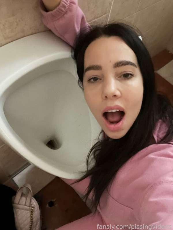 Welcome Sir, free use urinal here,  enjoy your stay 💛

#urinal #toilet #freeuse #slavegirl #piss #pissing