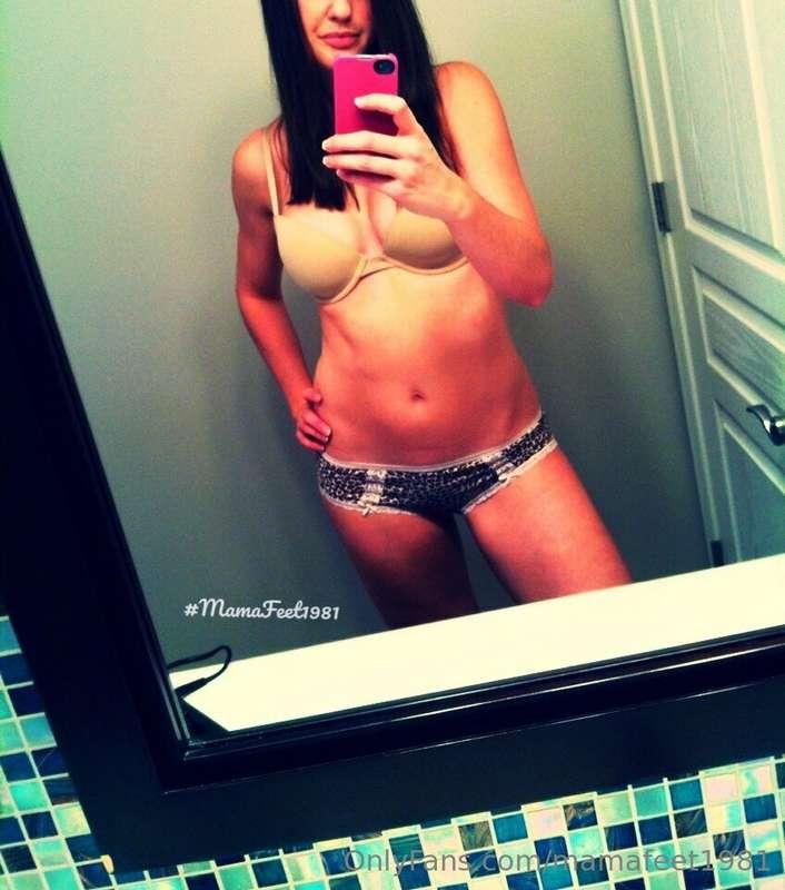 DM me for the pic without the bra and panties!! 🍆