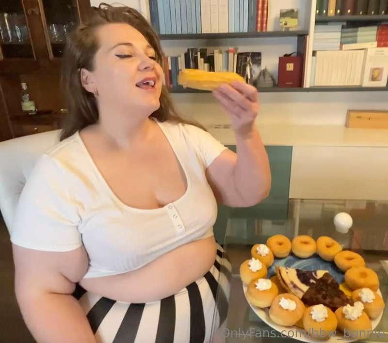 Who wants to join this FAT pig for breakfast?😏