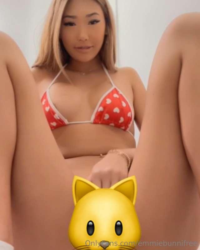 FINGER FUCK SESSION 😩Legs open ready to fuck while I’m touch..