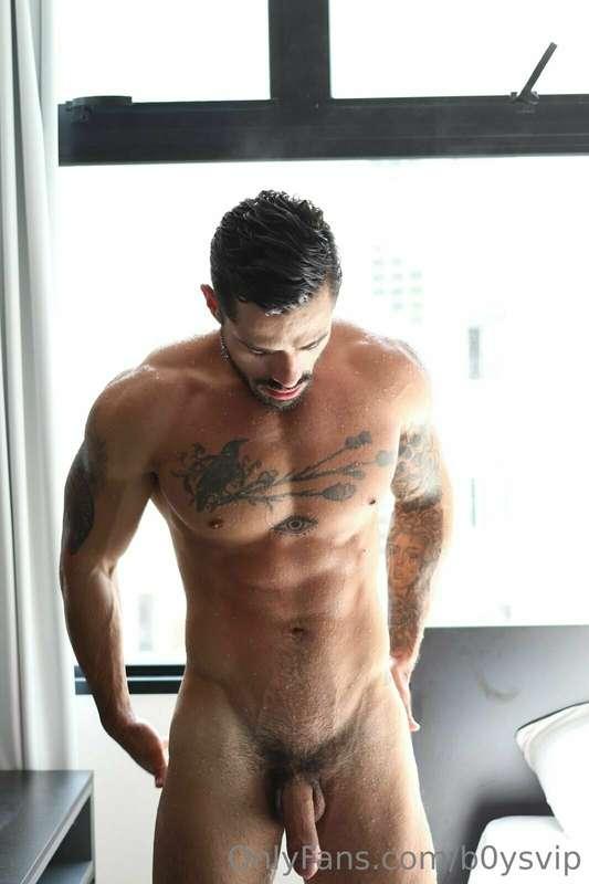 🇺🇸 After the shower it's time to jerk off very well and thro..