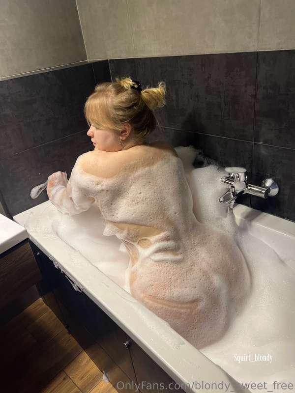 Foam outfit🫧 Nude photos in the shower on my Premium account..