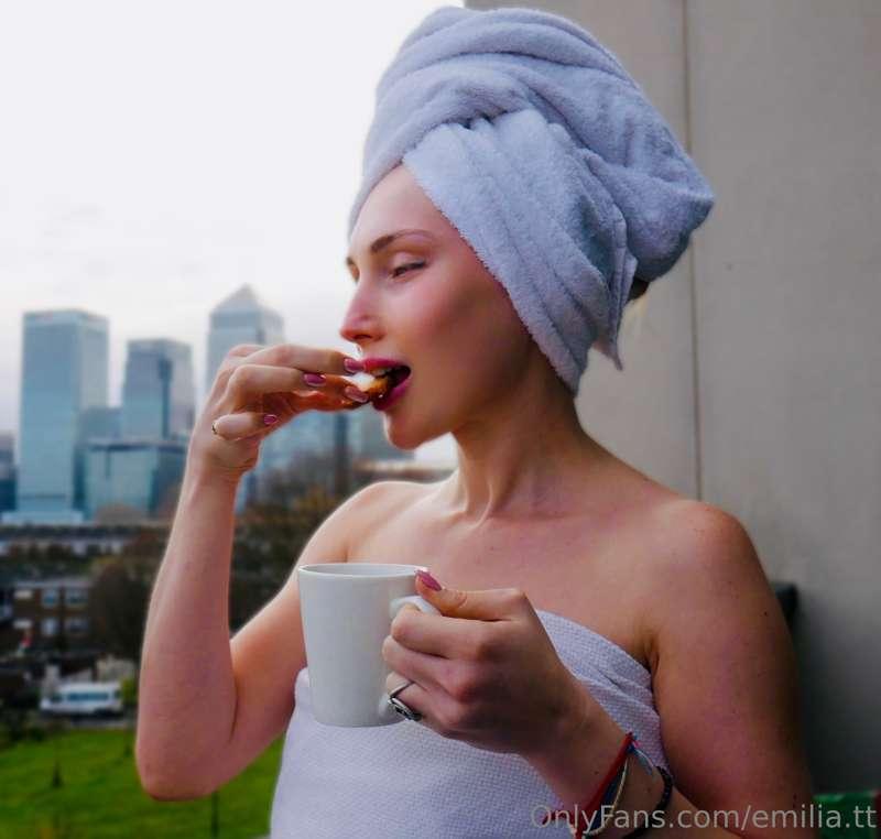 Morning bliss with my favorite cup of tea and a cheeky cooki..