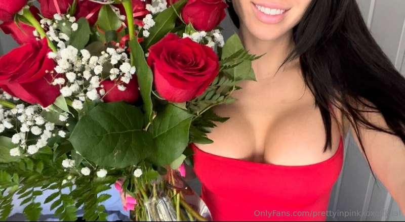 Swipe for second my Valentine’s Day present 💋🥰 (video in DMs..