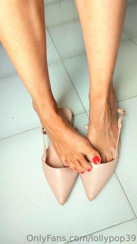 Like if you wanna be my footboy😚