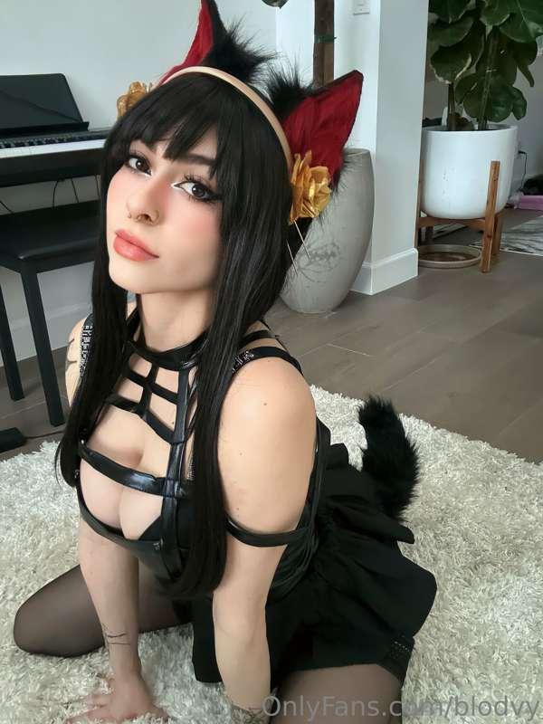 Now that deadly Yor has sprouted these cute ears and tail, w..