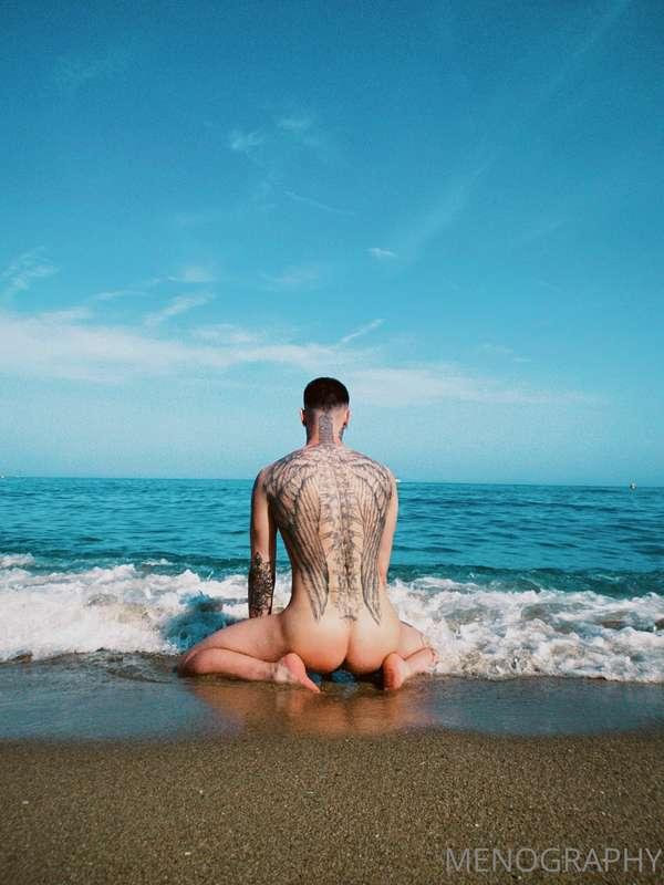 You wanna come eat me out on the beach 👅 ?