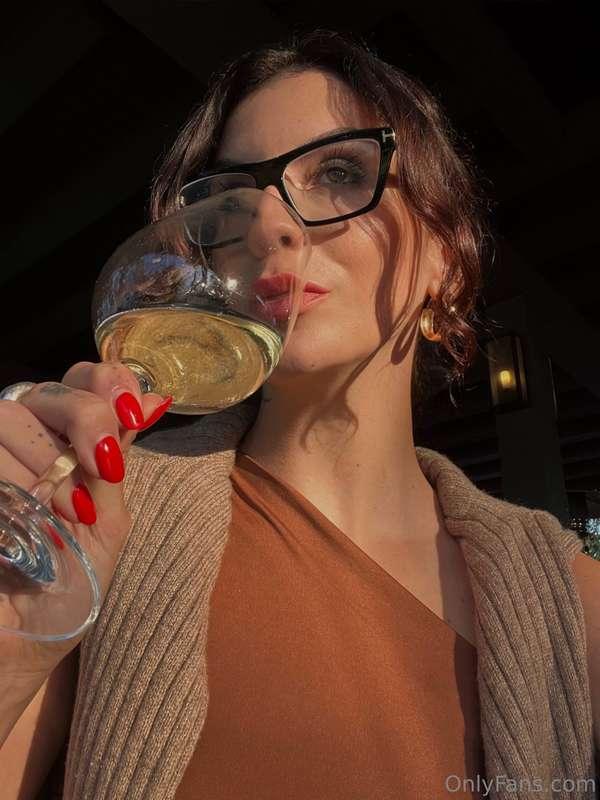 this weather is calling for a nice crisp glass of vino 🤌🏻 ar..