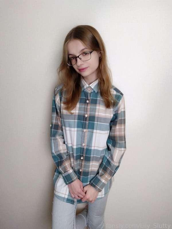 I love wearing shirts. Do you like girls in shirts? 😏

#shirt #boobs #tits #nipples #nerd #teen