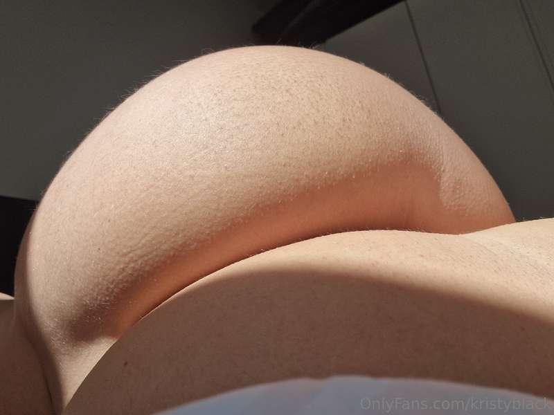 The first thing you see in the morning 🍑😋
