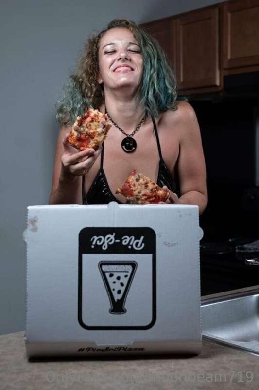 I just lovee pizzaaa 🍕