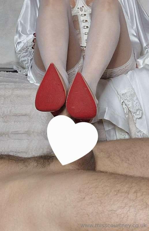 Cuck, clean his cream from the bottom of My louboutins.. you..