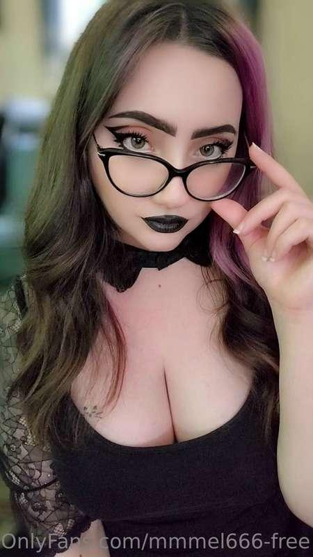 Do you like nerdy goth girls? 🤓🖤
