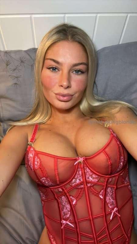 Online and ready to chat😏 @thatyoungblondevip 