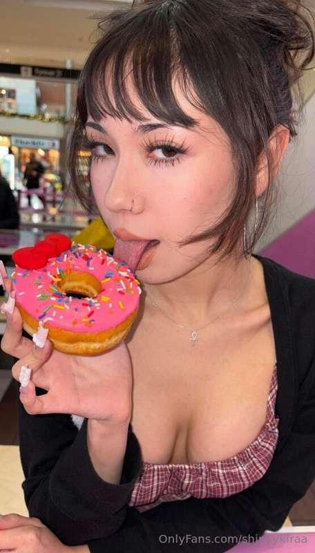 Be honest, who wishes they were the donut?? 😹 Do you think I..
