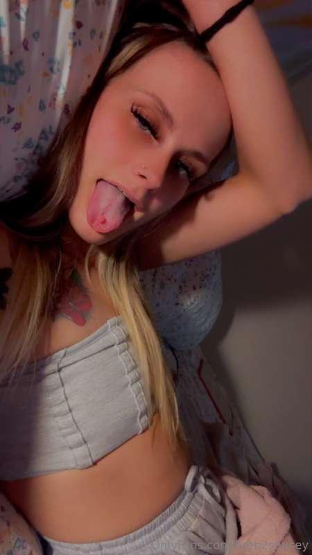 Before you get in my DMs just know I’m built like this 🙈🤪