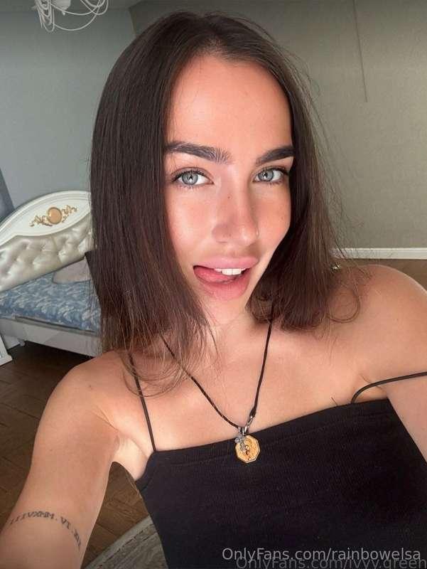 This babe @ivyy.green wants to be naughty for you 🔥 🔥Her jui..