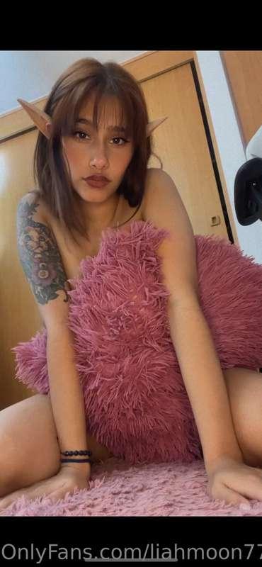 Sexy elf wants you to play with her kitty🤭 Can you do that f..