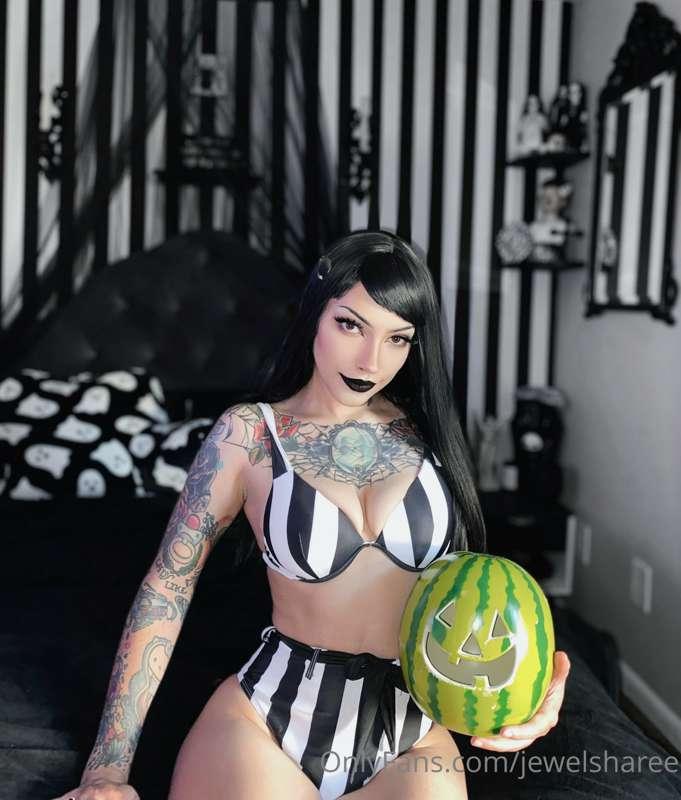 It’s hot ghoul summer 🕸☀️🖤 

Tip if you like this angle of m..