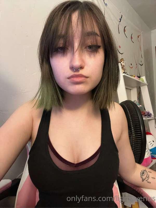would u guys want a vid of me playing with myself in my new ..