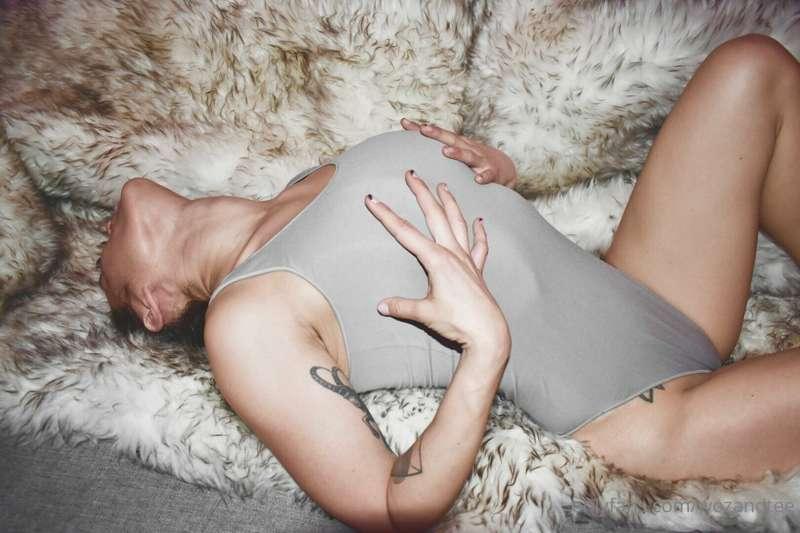 Feeling myself in this sexy Skims bodysuit @WozAndTee