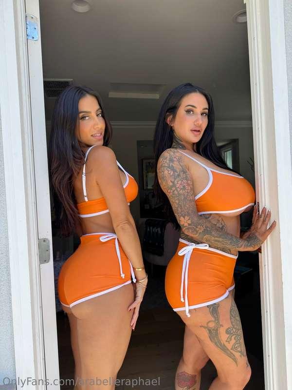 This much hotness should be illegal 😇