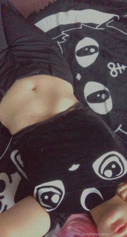 Kittn eyes and kittn belly