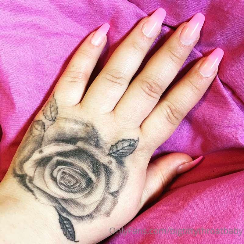 I’m in love with the way my hand looks 🥰🥰🥰 what do you wanna..