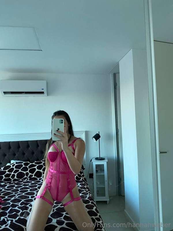 This beautiful color contrasts with my curves, right? 😳🥰