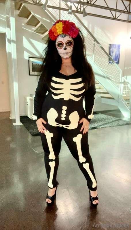 I’m about to get this candy! Happy Halloween lovers! 🎃💀