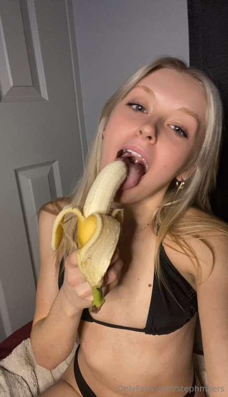 i love to imagine this is a fat cock 🤤🍌