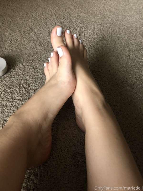 Just got a pedicure my feet feel so soft 😍💖