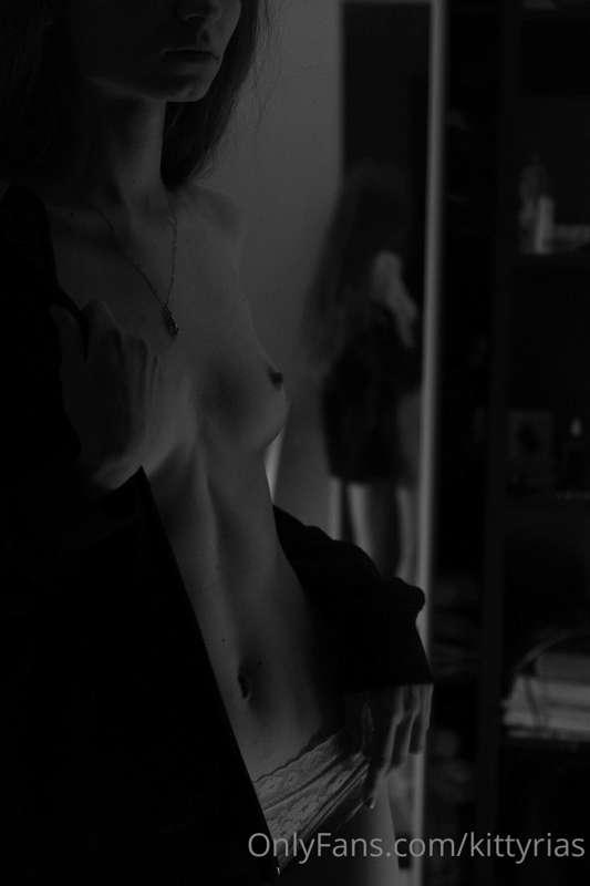 Do you want to see more bw photos? 🥵 I want to hear “YES”✨