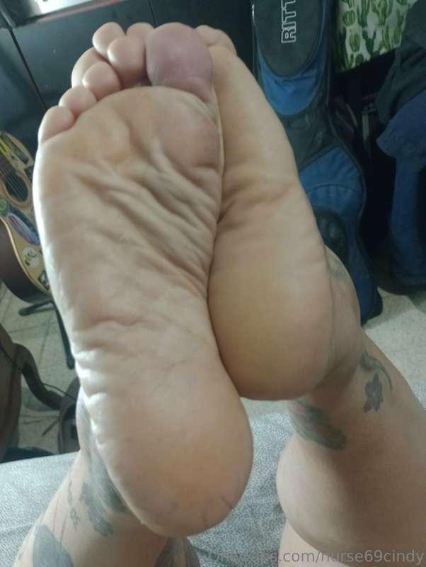 You can cum on my feet💦🦶🏻🦶🏻💦