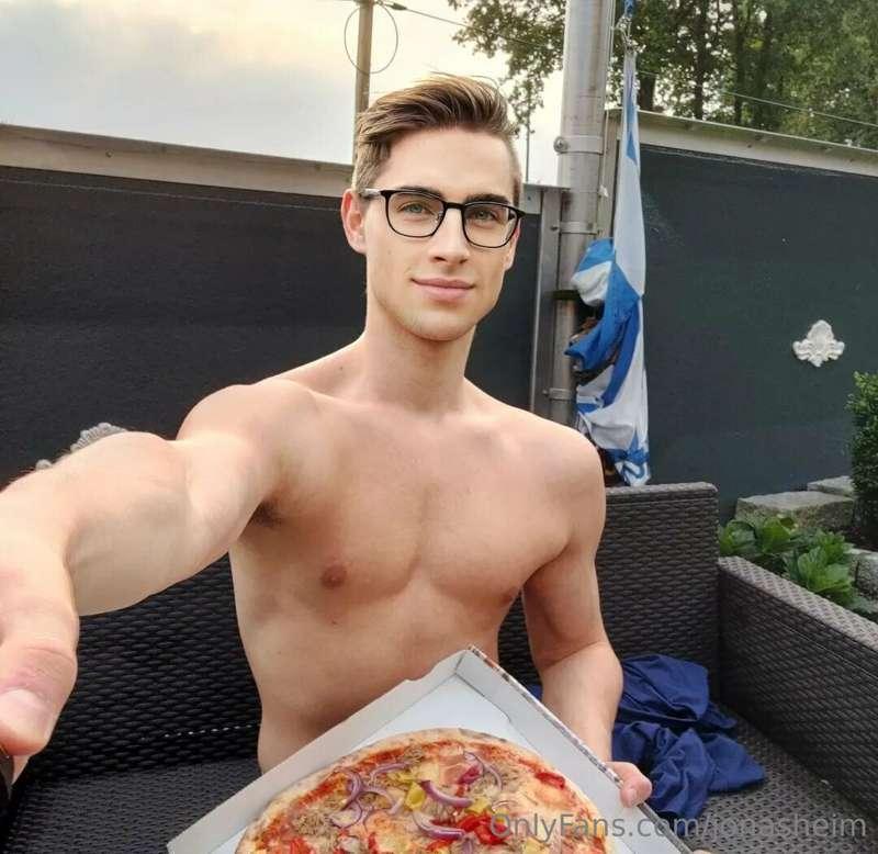 Swipe, to see what’s under the pizza 🍕