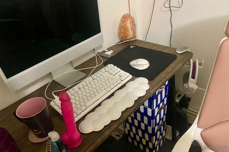 This is what a normal desk looks like, right? 👀