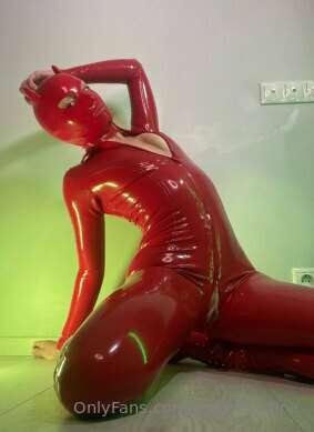 My friend @kate_latex is latex queen of FETISH dreams 💋she c..