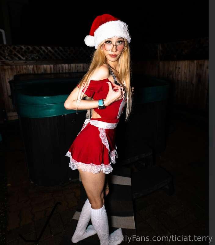 I better not catch you under the mistletoe 😘Make sure to che..