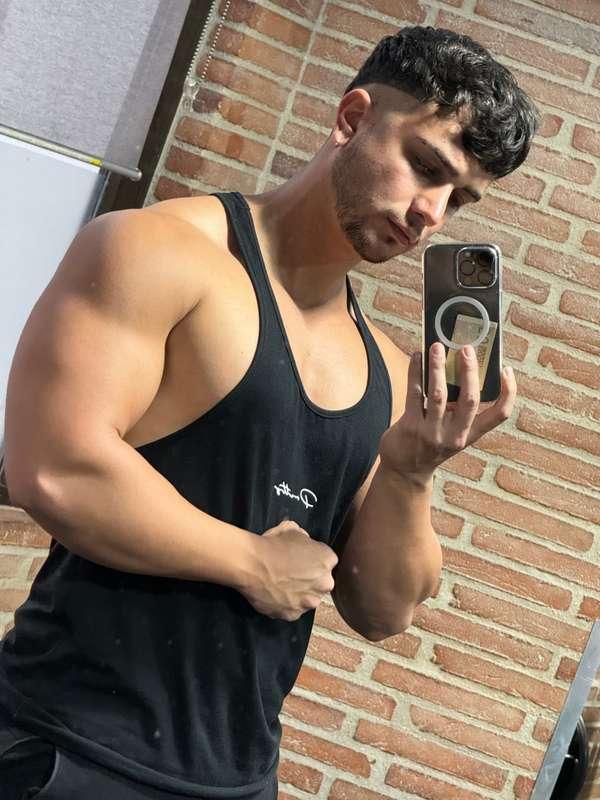 Hey, do you like some hot and tight hugs?