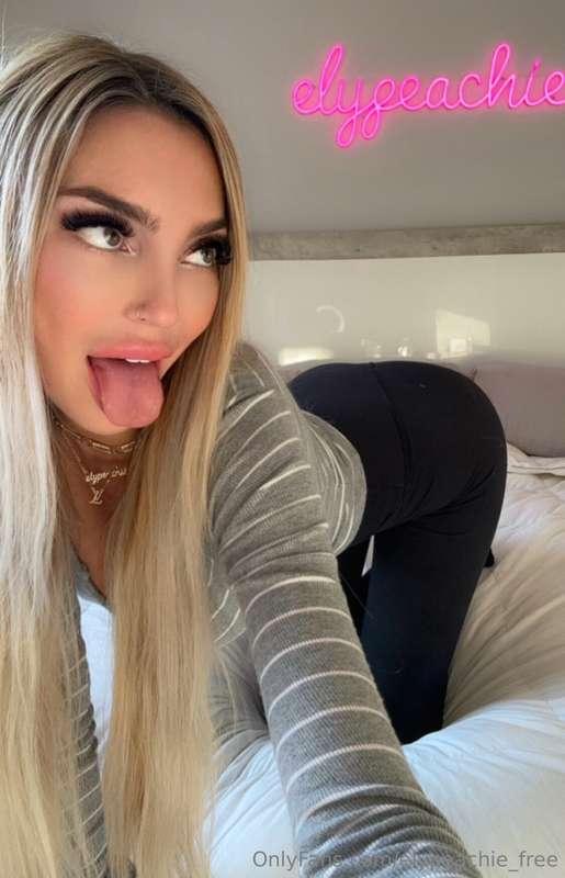 @elypeachie 👅