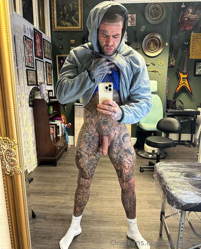 Do you like my 3 legs 😈