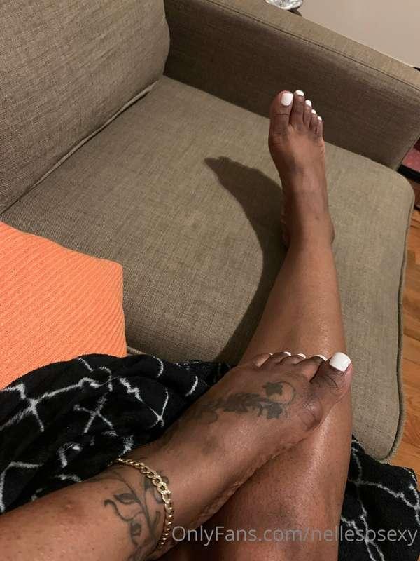 Sunday is a day to just chill on the couch 💋