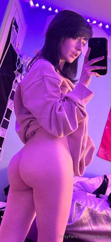 MY BUTT LOOKS SO GOD DAMN BIG HERE WHAT